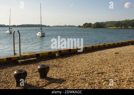 Boote vertäuten am Dell Quay in Chichester Harbour, West Sussex, England Stockfoto