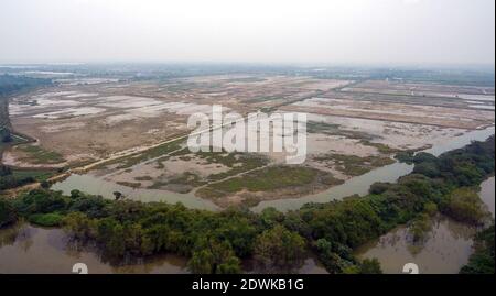 Haikou, China. Dezember 2020. Luftaufnahme vom 23. Dezember 2020 zeigt neu gepflanzte Mangrovenbäume im Sanjiang Mangrovenpark in Haikou, südchinesische Provinz Hainan. Das ökologische Sanierungsprojekt für das Feuchtgebiet Dongzhaigang wurde kürzlich durchgeführt, so die Nationale Naturschutzbehörde Dongzhaigang in Haikou. Das Projekt startete am 18. März 2019 und zielte darauf ab, die ökologischen Systeme einschließlich Mangrovenwälder entlang der Küste von Dongzhaigang effektiv zu rehabilitieren, damit Zugvögel im Land im Winter bessere Lebensräume finden können. (Xinhua Kredit: Xinhua Stockfoto