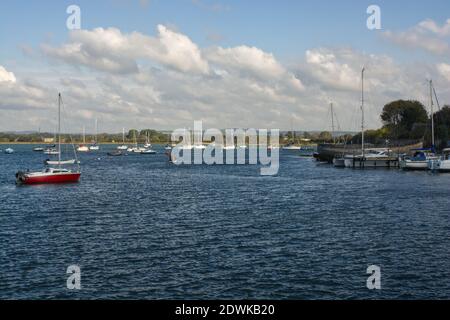 Boote vertäuten am Dell Quay in Chichester Harbour, West Sussex, England Stockfoto