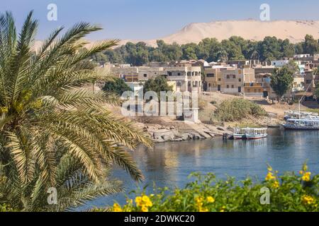 Ägypten, Oberägypten, Assuan, Blick auf den Nil und das nubische Dorf auf der Insel Elephantine Stockfoto