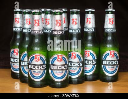 Alkoholfreies Bier in Flaschen von Beck's Blue. Stockfoto