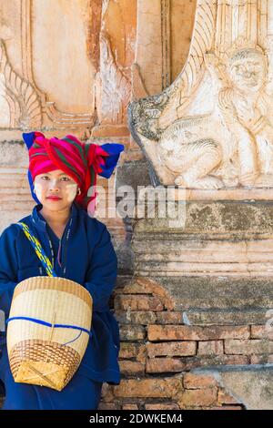 Junge Pa O Dame mit Thanaka im Gesicht im Shwe Indein Pagode Komplex, Shan Staat, Inle See, Myanmar (Burma), Asien im Februar Stockfoto