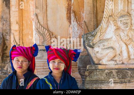 Junge Pa O Damen mit Thanaka im Gesicht im Shwe Indein Pagode Komplex, Shan Staat, Inle See, Myanmar (Burma), Asien im Februar Stockfoto