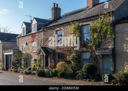 Laurel Cottages, ein attraktives Paar von Doppelhaushälften aus Stein im Dorf Yardley Hastings, Northamptonshire, Großbritannien Stockfoto