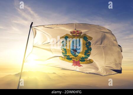 Die Flagge des mexikanischen Bundesstaates Durango winkt am oberen Sonnenaufgang Nebelnebel Stockfoto
