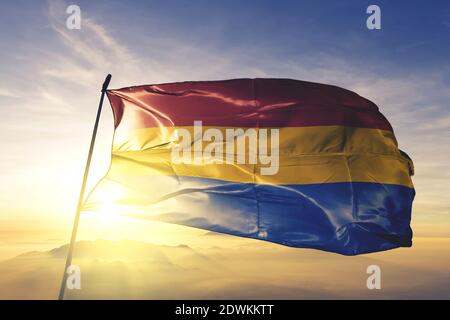 La Romana Provinz der Dominikanischen Republik Flagge winkt auf der Top Sonnenaufgang Nebel Stockfoto