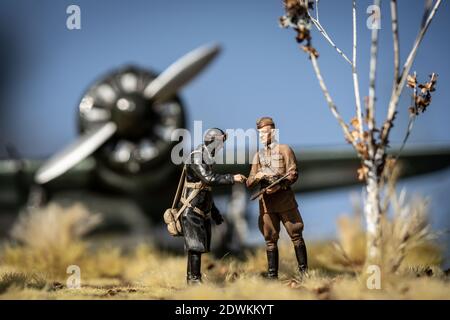 Diorama des alten Militärflugplatzes in Russland mit dem Piloten Figuren und eine Ebene im Hintergrund Stockfoto