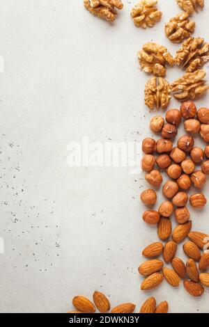 Mischung von Nüssen. Rahmen aus Mandeln, Haselnüssen und Walnüssen. Gesunde Snacks, Vegetarismus. Speicherplatz kopieren. Stockfoto