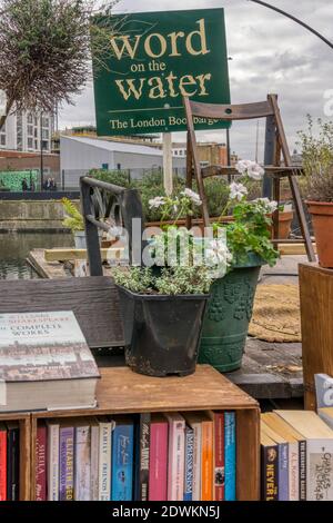 Wort auf dem Wasser Bookbarge oder schwimmende Second-Hand Buchladen am Regent es Canal in Kings Cross in London. Stockfoto