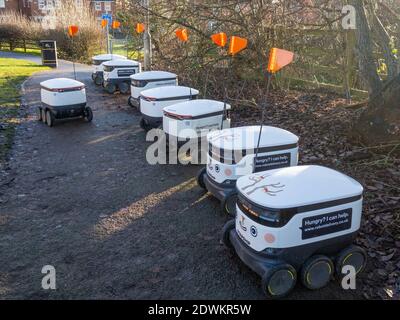 Starship Food Delivery Robots, Wootton Fields, Northampton, Großbritannien; ein neuer Service, der vom lokalen Co-op-Laden eingeführt wurde. Stockfoto