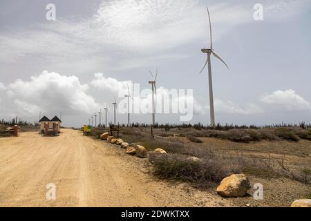 Windpark Vader Piet – Vestas-Windenergieanlagen an der Ausfahrt Des Arikok National Park in Aruba, einer karibischen Insel Stockfoto