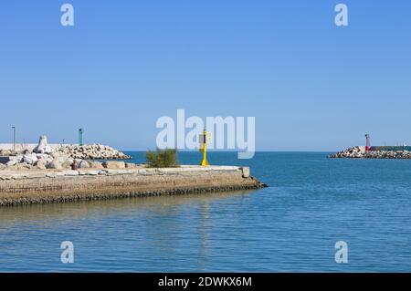 Drei farbige Leuchttürme auf den Piers des Hafens von Pesaro (Marken, Italien, Europa) Stockfoto