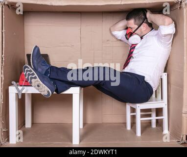 Entspannen während der Arbeit in einem kleinen Büro Stockfoto