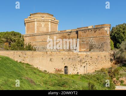 Civita Castellana, eine der Perlen der Provinz Viterbo, ist eines der bezauberndsten Dörfer Mittelitaliens. Hier insbesondere die Sangallo Fort Stockfoto