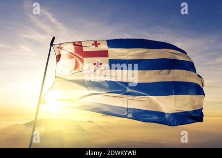 Adjara republik Region von Georgien Flagge winkt auf der Spitze nebel bei sonnenaufgang Stockfoto