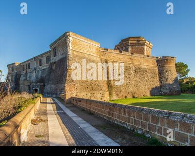 Civita Castellana, eine der Perlen der Provinz Viterbo, ist eines der bezauberndsten Dörfer Mittelitaliens. Hier insbesondere die Sangallo Fort Stockfoto