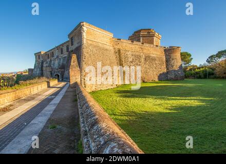 Civita Castellana, eine der Perlen der Provinz Viterbo, ist eines der bezauberndsten Dörfer Mittelitaliens. Hier insbesondere die Sangallo Fort Stockfoto