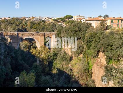 Civita Castellana, eine der Perlen der Provinz Viterbo, ist eines der bezauberndsten Dörfer Mittelitaliens. Hier insbesondere Ponte Clementino Stockfoto