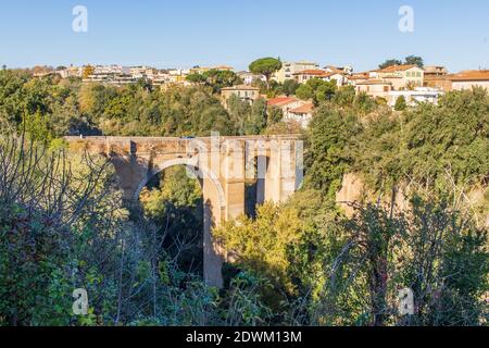 Civita Castellana, eine der Perlen der Provinz Viterbo, ist eines der bezauberndsten Dörfer Mittelitaliens. Hier insbesondere Ponte Clementino Stockfoto