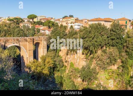 Civita Castellana, eine der Perlen der Provinz Viterbo, ist eines der bezauberndsten Dörfer Mittelitaliens. Hier insbesondere Ponte Clementino Stockfoto