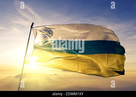 Chuy Region Oblast Kirgisistan Flagge winkt auf der Spitze nebel bei sonnenaufgang Stockfoto