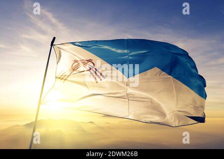 Osch Stadt und Region Oblast von Kirgisistan Flagge winken auf Der obere Sonnenaufgang Nebel Stockfoto