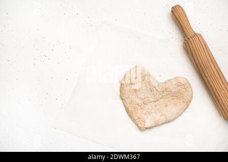 Herzförmige Pizza für einen besonderen Abend Stockfoto