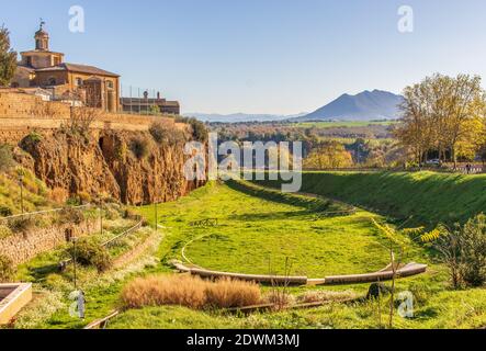 Civita Castellana, eine der Perlen der Provinz Viterbo, ist eines der bezauberndsten Dörfer Mittelitaliens. Hier insbesondere S.M.Maggiore Stockfoto