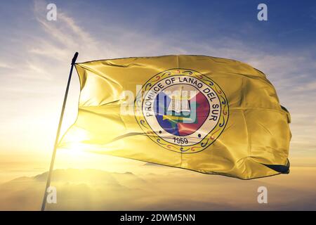 Lanao del Sur Provinz Philippinen Flagge winkt auf der Top Sonnenaufgang Nebel Stockfoto