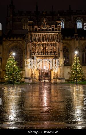 Gloucester Cathedral zu Weihnachten nach dem Regen. Gloucester, Gloucestershire, Cotswolds, England Stockfoto