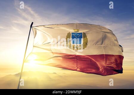 Saratow Oblast Russland Flagge winken auf der Spitze Sonnenaufgang Nebelnebel Stockfoto