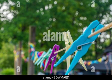 Viele Kunststoffe Kleidung Stift auf Wäscheleine mit Bokeh Hintergrund Stockfoto