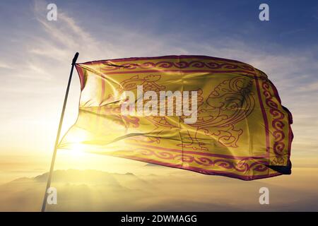 UVA Provinz Sri Lanka Flagge winkt auf der Spitze nebel bei sonnenaufgang Stockfoto