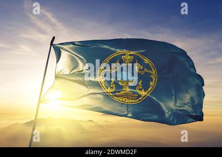 Songkhla Provinz Thailand Flagge winken auf der Spitze Sonnenaufgang Nebelnebel Stockfoto