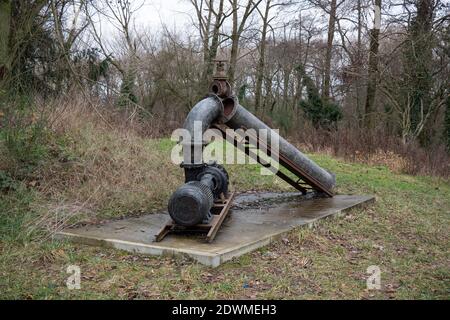 Alte Pumpe in einem Wald zur Trocknung der Tongruben in Stekene, Belgien Stockfoto