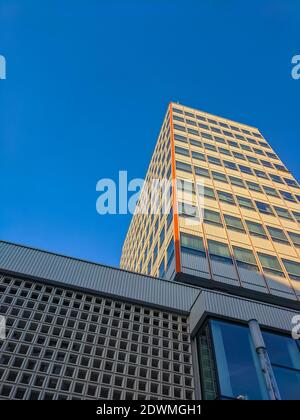 Moderner Wolkenkratzer, Blick auf Hochhäuser im Geschäftsviertel, Architektur, die zum blauen Himmel ragen, Blick von unten Stockfoto