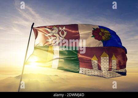 Südböhmische Region der Tschechischen Republik Flagge winkt auf der Top Sonnenaufgang Nebel Stockfoto