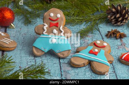 Paar Lebkuchen. Lebkuchen in der Form eines Mannes und einer Frau. Hausgemachte Ingwerkekse oder Weihnachten. Süße Leckereien für Neujahr Stockfoto