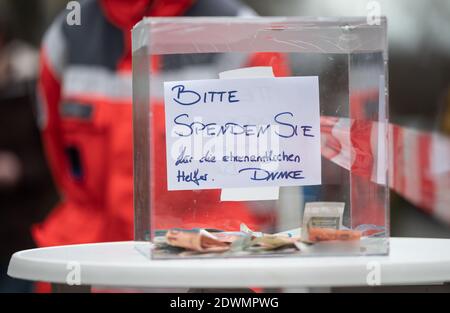 23. Dezember 2020, Baden-Württemberg, Stuttgart: Eine Spendenbox für Freiwillige sitzt auf einem Bistrotisch an einer Teststation für Corona-Schnelltests. Kurz vor Heiligabend können Zehntausende Menschen im ganzen Land auf den Corona-Virus getestet werden, um sicherzustellen, dass sie beim Schenken keine Verwandten oder engen Freunde infizieren. Mehrere Hilfsdienste, wie das Deutsche Rote Kreuz (DRK) und die Malteser, bieten die Kampagne an. Das Ministerium für Soziales Baden-Württemberg stellt die Testkits zur Verfügung. Foto: Marijan Murat/dpa Stockfoto