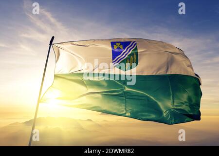 Jogeva Grafschaft Estland Flagge winken auf der Spitze Sonnenaufgang Nebelnebel Stockfoto