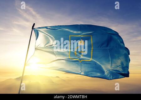 Sumy Oblast der Ukraine Flagge winken auf der Spitze Sonnenaufgang Nebelnebel Stockfoto