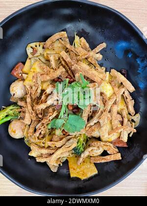 Mala Xiang Guo (Hot Pot) - china beliebtes Gericht, gebratenes gemischtes Gemüse, Meeresfrüchte, Pilze und Fleisch in scharfer Chili-Würze. Stockfoto