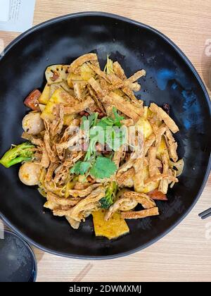 Mala Xiang Guo (Hot Pot) - china beliebtes Gericht, gebratenes gemischtes Gemüse, Meeresfrüchte, Pilze und Fleisch in scharfer Chili-Würze. Stockfoto