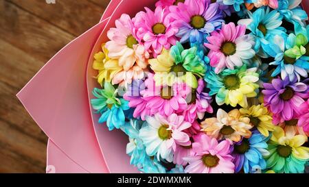 Nahaufnahme Blüte Regenbogenblumen Heller Blumenstrauß auf Holzhintergrund Stockfoto