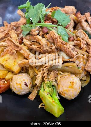 Mala Xiang Guo (Hot Pot) - china beliebtes Gericht, gebratenes gemischtes Gemüse, Meeresfrüchte, Pilze und Fleisch in scharfer Chili-Würze. Stockfoto