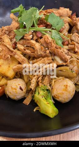 Mala Xiang Guo (Hot Pot) - china beliebtes Gericht, gebratenes gemischtes Gemüse, Meeresfrüchte, Pilze und Fleisch in scharfer Chili-Würze. Stockfoto