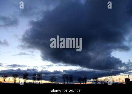 Blauer Himmel und weiße Wolken im Sommer, Litauen Stockfoto