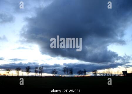 Blauer Himmel und weiße Wolken im Sommer, Litauen Stockfoto