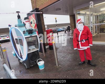 Sheerness, Kent, Großbritannien. Dezember 2020. Santa wurde mit einem Mobility Scooter Hubschrauber entdeckt, der Geld für die Air Ambulance Kent Surrey Sussex einsammeln konnte. Der 75-jährige Tim Bell pensionierte Elektriker hat seinen Mobilitäts-Scooter so umgebaut, dass er wie ein Krankenwagen aussieht, komplett mit Blitzleuchten, rotierenden Rotaren und einem Soundsystem an Bord. Kredit: James Bell/Alamy Live Nachrichten Stockfoto