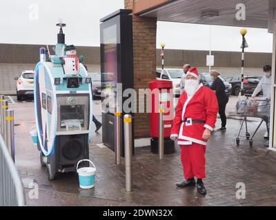 Sheerness, Kent, Großbritannien. Dezember 2020. Santa wurde mit einem Mobility Scooter Hubschrauber entdeckt, der Geld für die Air Ambulance Kent Surrey Sussex einsammeln konnte. Der 75-jährige Tim Bell pensionierte Elektriker hat seinen Mobilitäts-Scooter so umgebaut, dass er wie ein Krankenwagen aussieht, komplett mit Blitzleuchten, rotierenden Rotaren und einem Soundsystem an Bord. Kredit: James Bell/Alamy Live Nachrichten Stockfoto